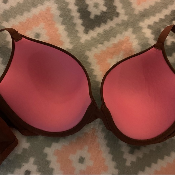 Victoria’s Secret PINK 34D push-up! ❤️ - Picture 2 of 5